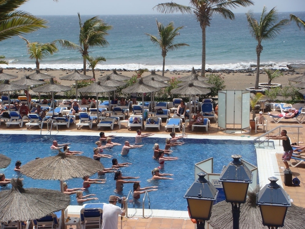 Imagen de la piscina del Hotel Vik San Antonio. Foto 11