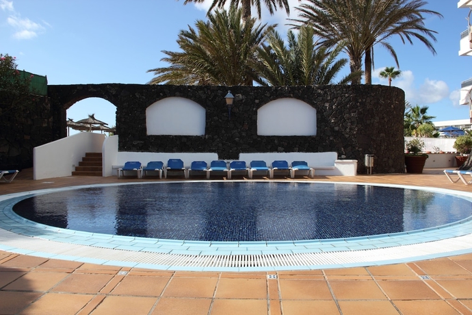Imagen de la piscina del Hotel Vik San Antonio. Foto 12