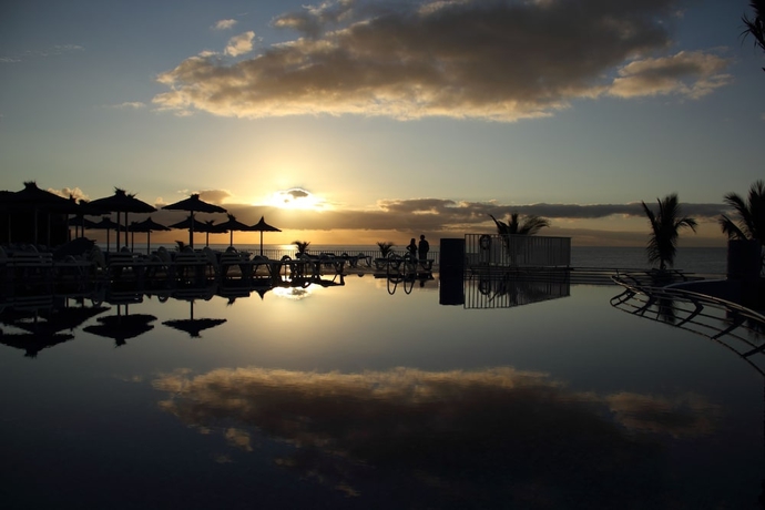 Imagen de la piscina del Hotel Vik San Antonio. Foto 14