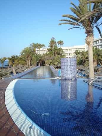 Imagen de la piscina del Hotel Vik San Antonio. Foto 17