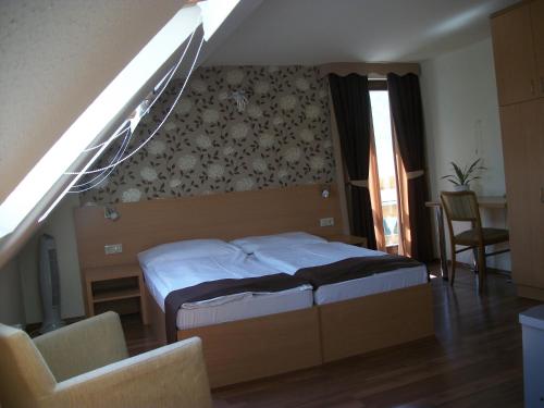 Imagen de la habitación del Hotel Vikt&oacute;ria, Balatonalmadi. Foto 9