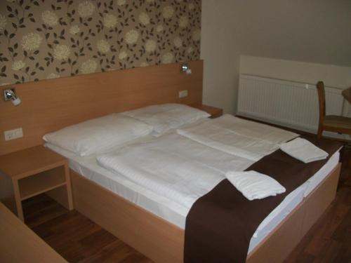 Imagen de la habitación del Hotel Vikt&oacute;ria, Balatonalmadi. Foto 10