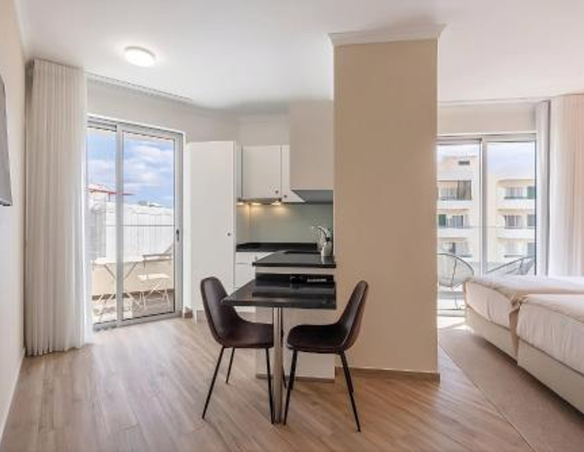 Imagen de la habitación del Hotel Vila Baleira Residence. Foto 8