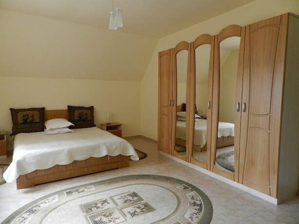 Imagen de la habitación del Hotel Vila Cristalfrost. Foto 9