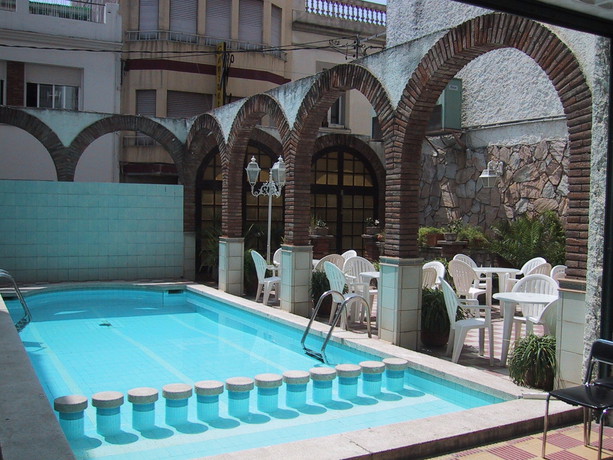 Imagen de la piscina del Hotel Vila De Calella. Foto 8