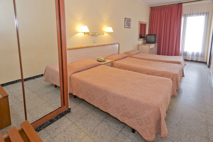 Imagen de la habitación del Hotel Vila De Calella. Foto 5