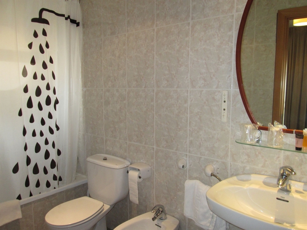 Imagen de la habitación del Hotel Vila De Premi&agrave;. Foto 3