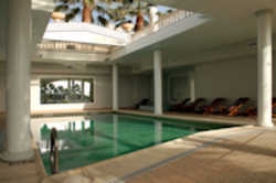 Imagen de la piscina del Hotel Vila Domilu. Foto 7