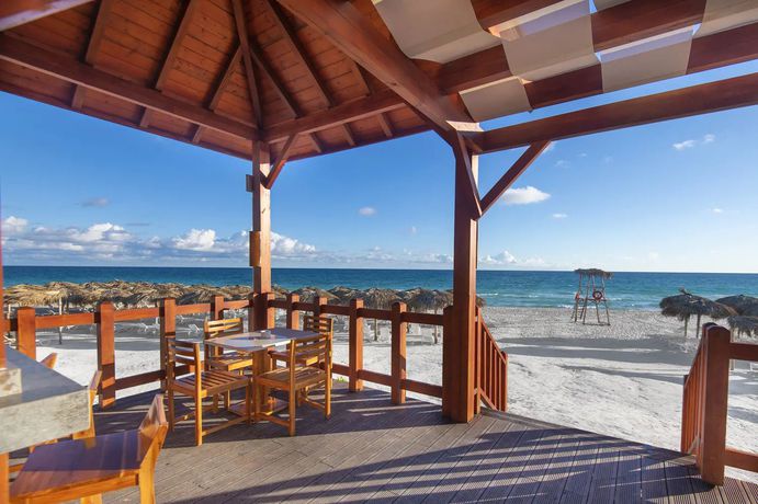 Imagen de los exteriores del Hotel Vila Gal&eacute; Cayo Pared&oacute;n. Foto 9