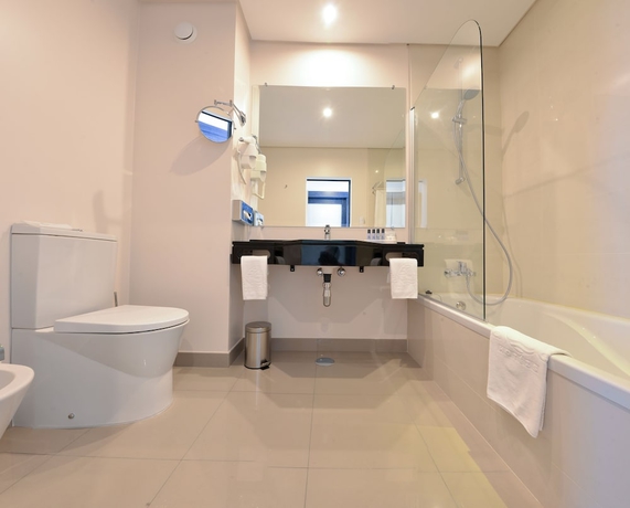 Imagen de la habitación del Hotel Vila Galé Náutico. Foto 8