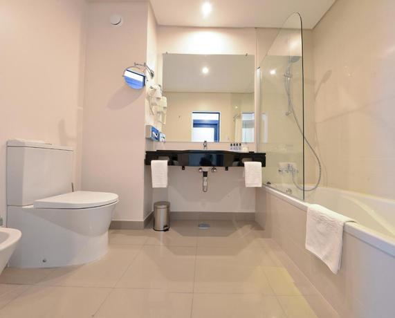 Imagen de la habitación del Hotel Vila Galé Náutico. Foto 13