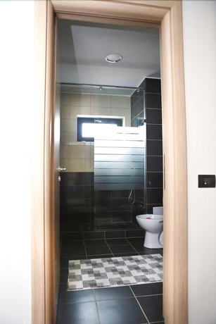 Imagen de la habitación del Hotel Vila Kharisma. Foto 14
