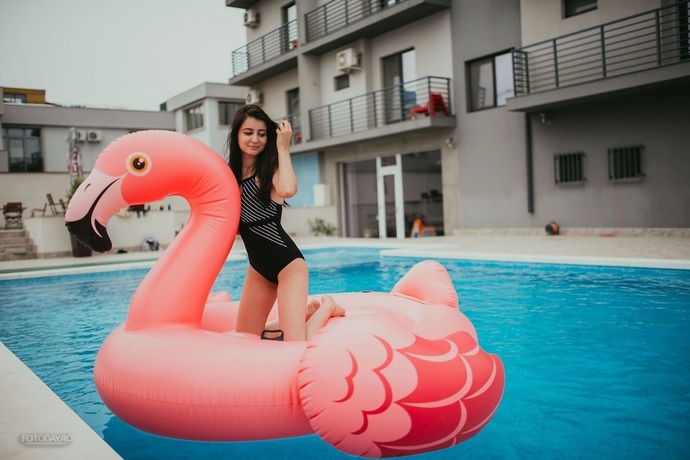 Imagen de la piscina del Hotel Vila Kharisma. Foto 17