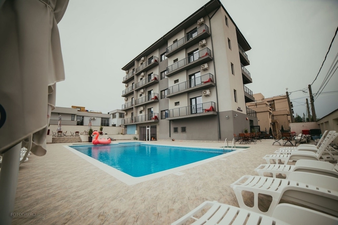 Imagen de la piscina del Hotel Vila Kharisma. Foto 18
