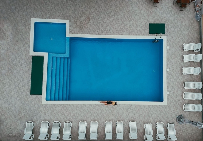 Imagen de la piscina del Hotel Vila Kharisma. Foto 19