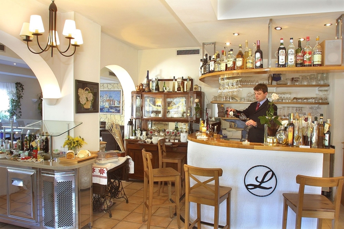 Imagen del bar/restaurante del Hotel Vila Lili. Foto 8