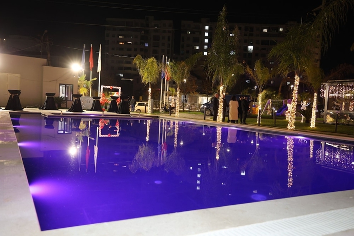 Imagen de la piscina del Hotel Vila Lira. Foto 15