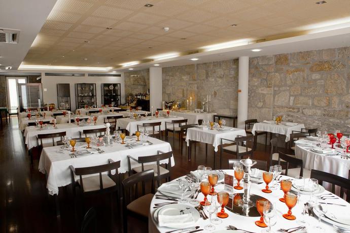 Imagen del bar/restaurante del Hotel Vila Luena. Foto 2