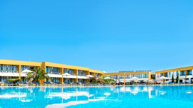 Imagen de la piscina del Hotel Vila Park. Foto 23