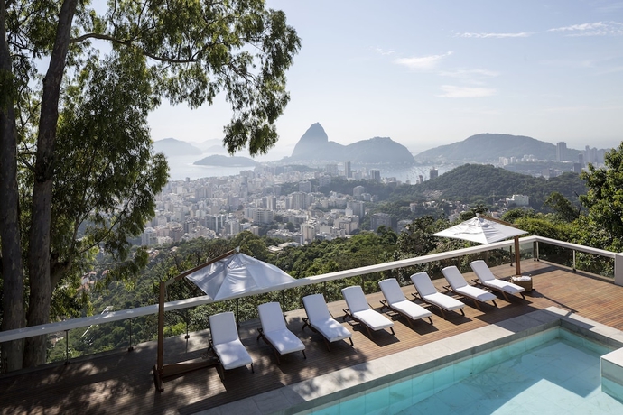 Imagen de la piscina del Hotel Vila Santa Teresa. Foto 18