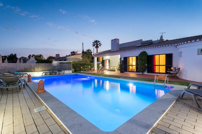 Imagen de la piscina del Hotel Vila Sta Teresinha Suites. Foto 8