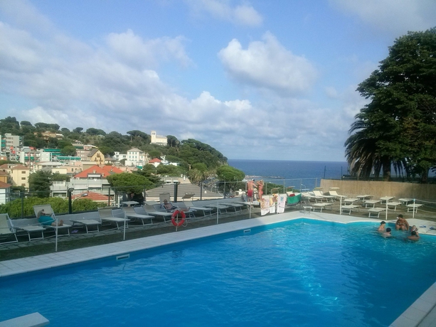 Imagen de la piscina del Hotel Villa Adele, CELLE LIGURE. Foto 14