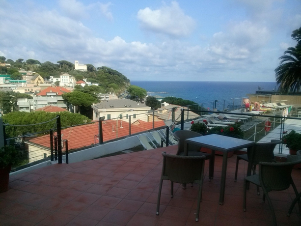 Imagen de los exteriores del Hotel Villa Adele, CELLE LIGURE. Foto 11