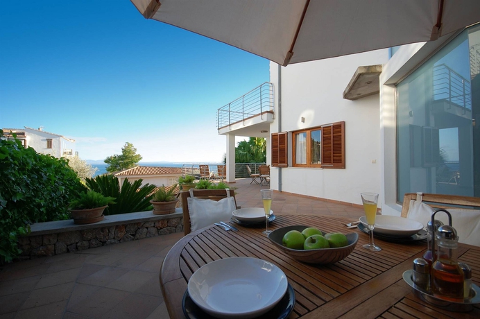 Imagen del bar/restaurante del Hotel Villa Alcanada. Foto 4