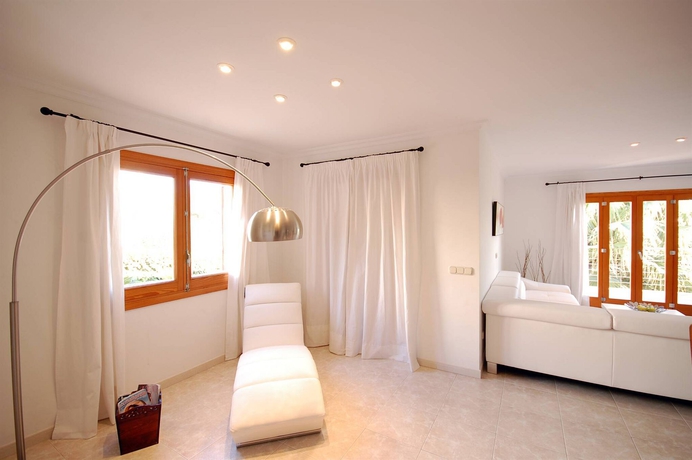 Imagen de los interiores del Hotel Villa Alcanada. Foto 14