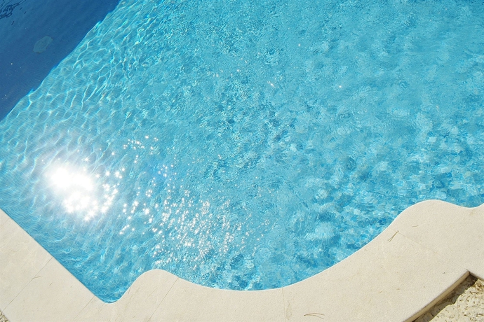 Imagen de la piscina del Hotel Villa Alcanada. Foto 16