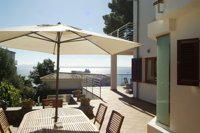 Imagen de los exteriores del Hotel Villa Alcanada. Foto 12