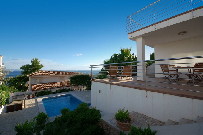 Imagen de los exteriores del Hotel Villa Alcanada. Foto 13