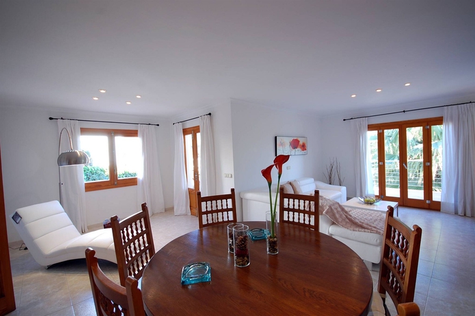 Imagen de la habitación del Hotel Villa Alcanada. Foto 10