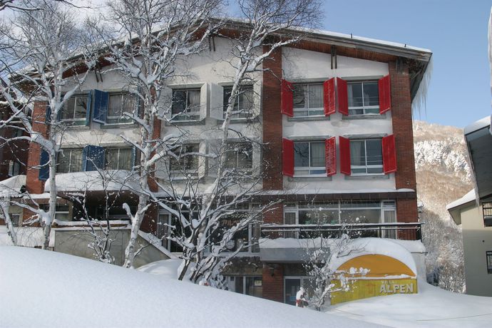 Imagen de la piscina del Hotel Villa Alpen. Foto 16