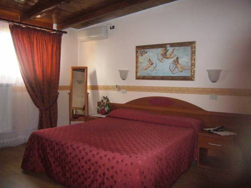 Imagen de la habitación del Hotel Villa Altieri. Foto 14