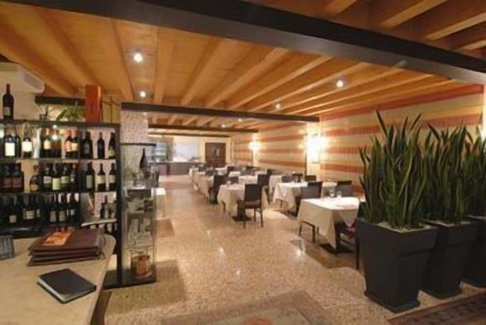 Imagen del bar/restaurante del Hotel Villa Altura. Foto 2