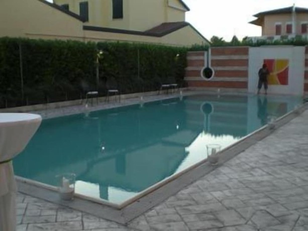 Imagen de la piscina del Hotel Villa Altura. Foto 16