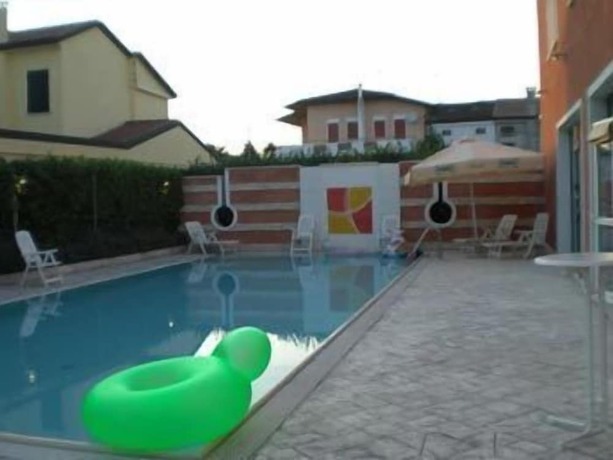 Imagen de la piscina del Hotel Villa Altura. Foto 17
