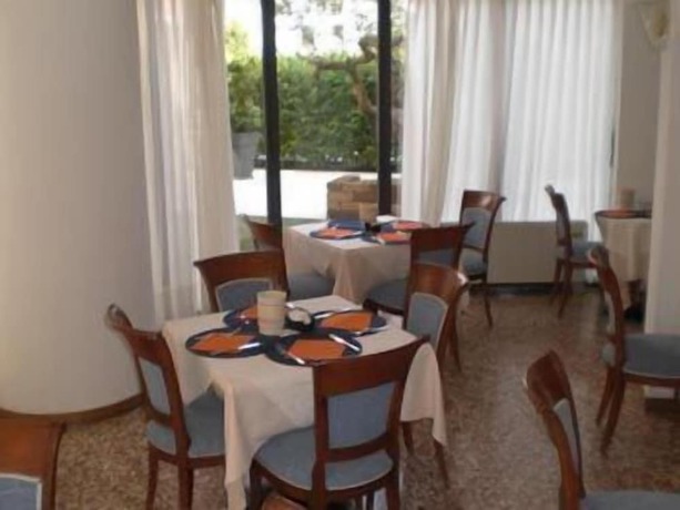 Imagen del bar/restaurante del Hotel Villa Altura. Foto 3