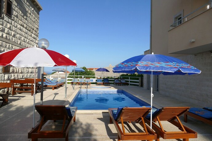 Imagen de la piscina del Hotel Villa Ana, Bol. Foto 39