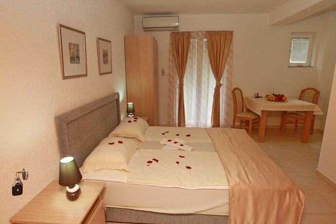 Imagen de la habitación del Hotel Villa Angelina, Becici. Foto 17