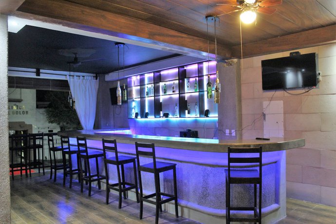 Imagen del bar/restaurante del Hotel Villa Antigua, San Salvador. Foto 5