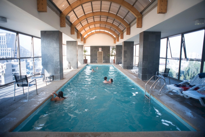 Imagen de la piscina del Hotel Villa Apartments Santiago. Foto 14
