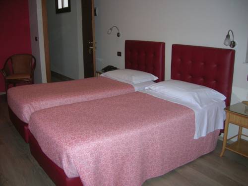 Imagen de la habitación del Hotel Villa Archirafi. Foto 6