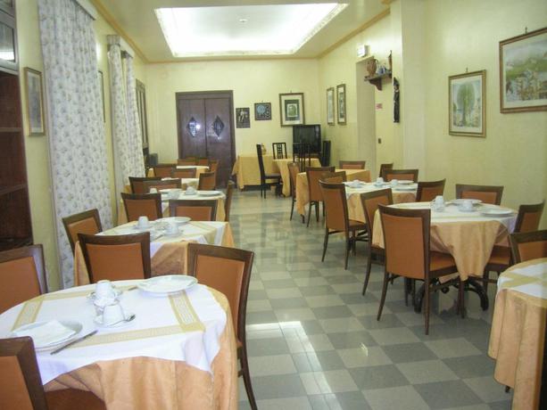 Imagen del bar/restaurante del Hotel Villa Archirafi. Foto 2