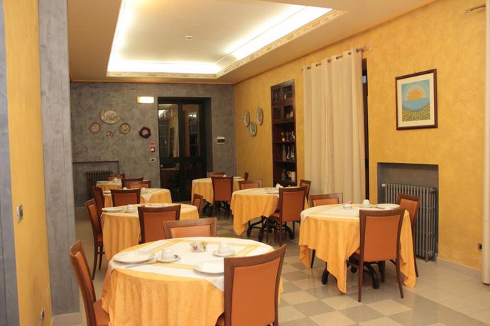 Imagen del bar/restaurante del Hotel Villa Archirafi. Foto 4