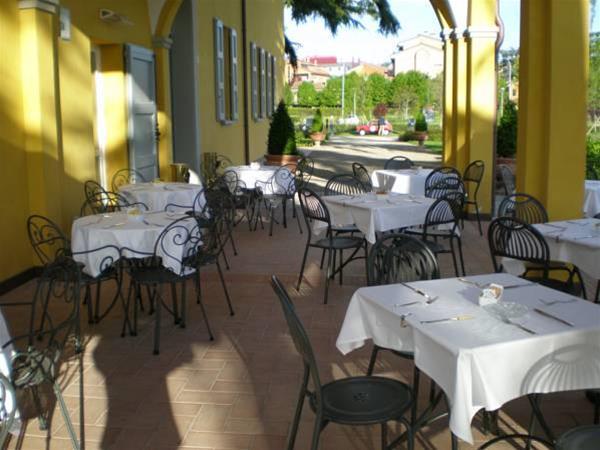 Imagen del bar/restaurante del Hotel Villa Aretusi. Foto 4
