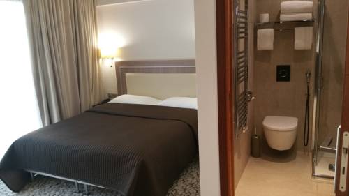 Imagen de la habitación del Hotel Villa Azur, VILLENEUVE-LOUBET. Foto 7