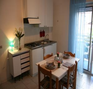 Imagen de la habitación del Hotel Villa Azzurra Appartamenti. Foto 3