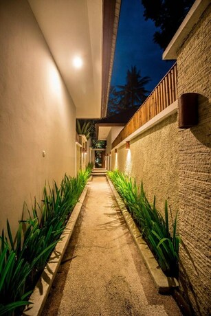 Imagen de la habitación del Hotel Villa Bau Nyale. Foto 19